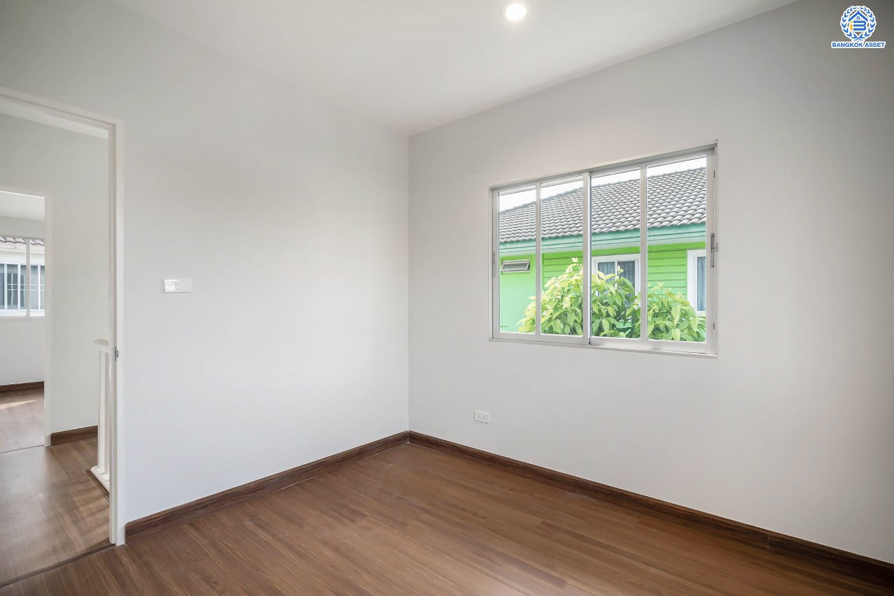 บ้านมือสองตกแต่งใหม่ โครงการ พฤกษ์ลดา พุทธสาคร แบรนด์ LH รองรับทุกความสุข เนื้อที่ 53.1 ตร.ว. ฟังก์ชัน 3 ห้องนอน 2 ห้องน้ำ จอดรถได้ 2 คัน บนทำเลใกล้ The Mall บางแค และเชื่อมต่อถนนเพชรเกษม, ถนนพุทธมณฑลสาย4 ใกล้โครงการรถไฟฟ้าสายสีน้ำเงิน "สถานีหลักสอง"